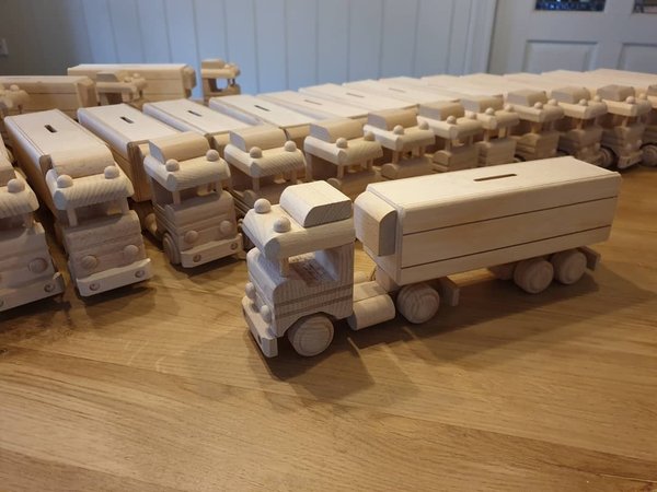 Spaarpot houten vrachtwagen met oplegger (lxbxh is ca.30 x 6 x11 cm)