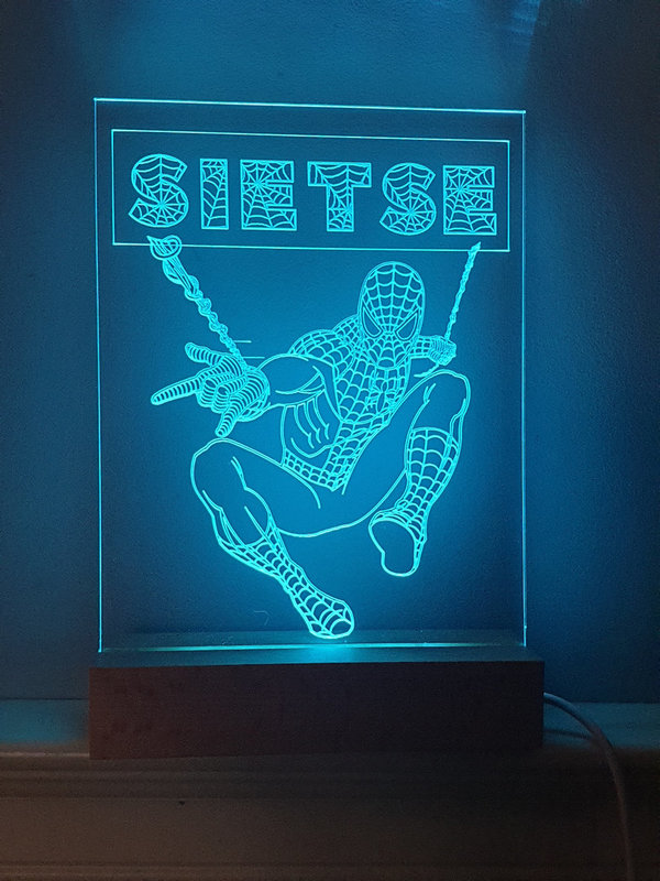LED-lamp met acrylglas met lasergravering van naam, tekening of logo.